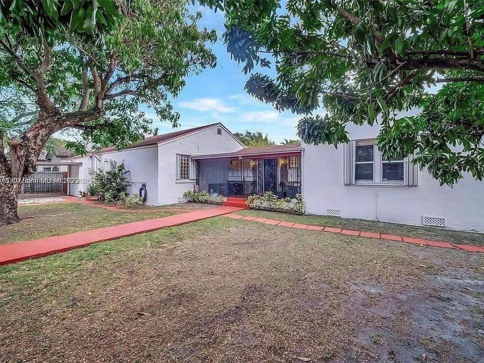 En Venta: $1,300,000 (5 camas, 2 baños, 2032 Pies cuadrados)