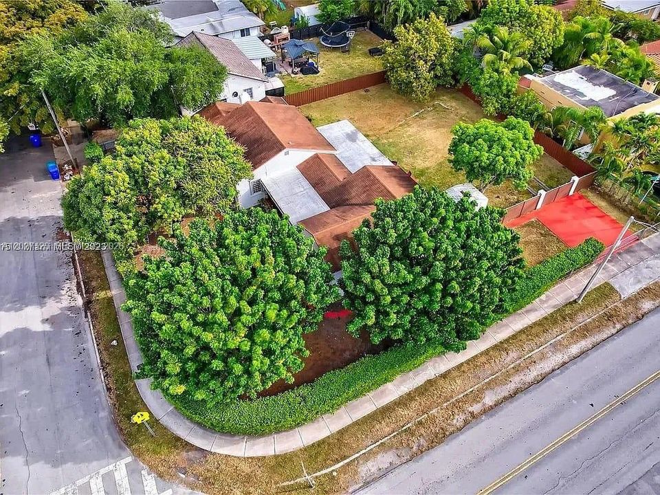 En Venta: $1,300,000 (5 camas, 2 baños, 2032 Pies cuadrados)