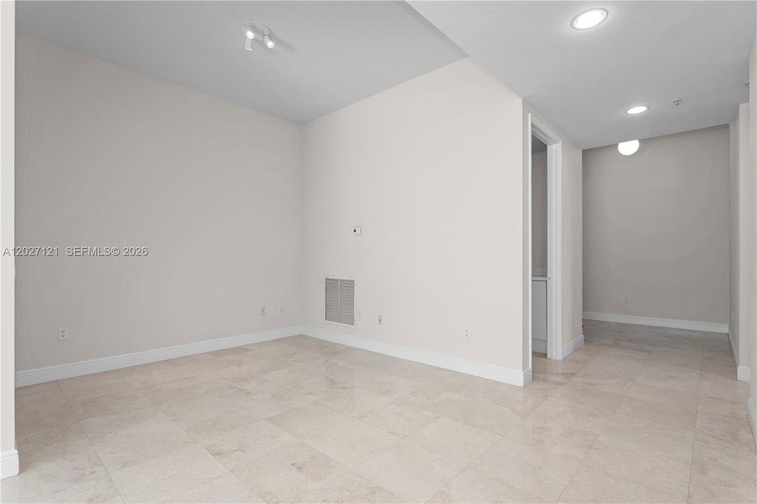 LARGE DEN / DINING