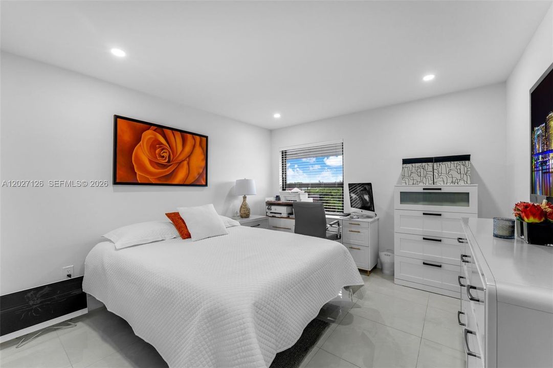 For Sale: $399,000 (2 beds, 2 baths, 1170 Square Feet)