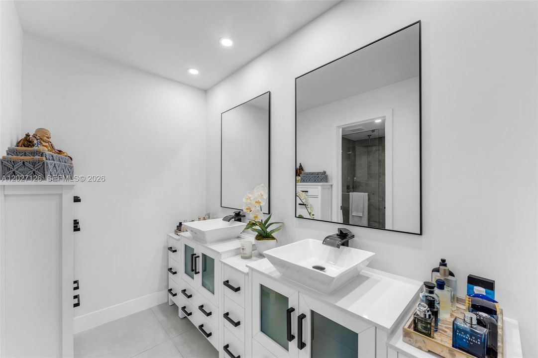 For Sale: $399,000 (2 beds, 2 baths, 1170 Square Feet)