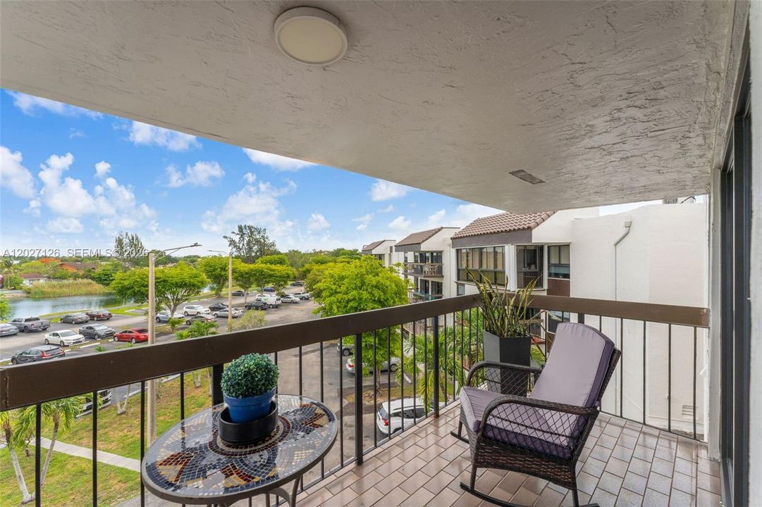 For Sale: $399,000 (2 beds, 2 baths, 1170 Square Feet)