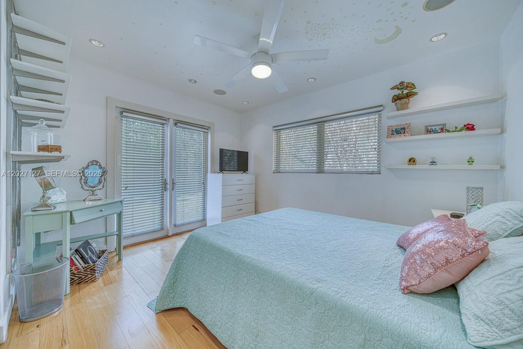 В аренду: $16,000 (5 спален, 3 ванн, 3219 Квадратных фут)