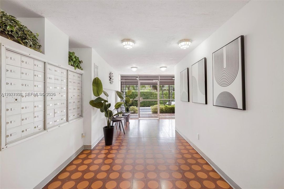 Active With Contract: $2,450 (2 beds, 1 baths, 967 Square Feet)