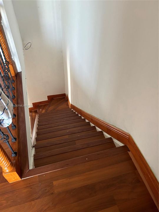 Active With Contract: $2,450 (2 beds, 1 baths, 967 Square Feet)