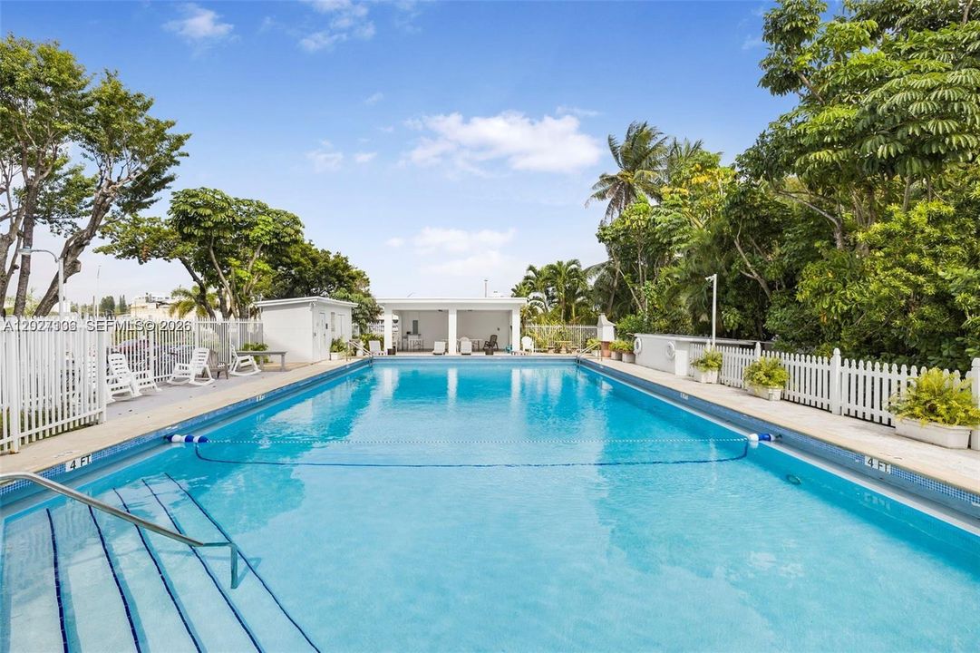 Active With Contract: $2,450 (2 beds, 1 baths, 967 Square Feet)