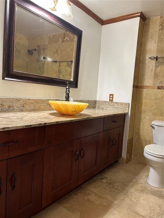 Active With Contract: $2,450 (2 beds, 1 baths, 967 Square Feet)