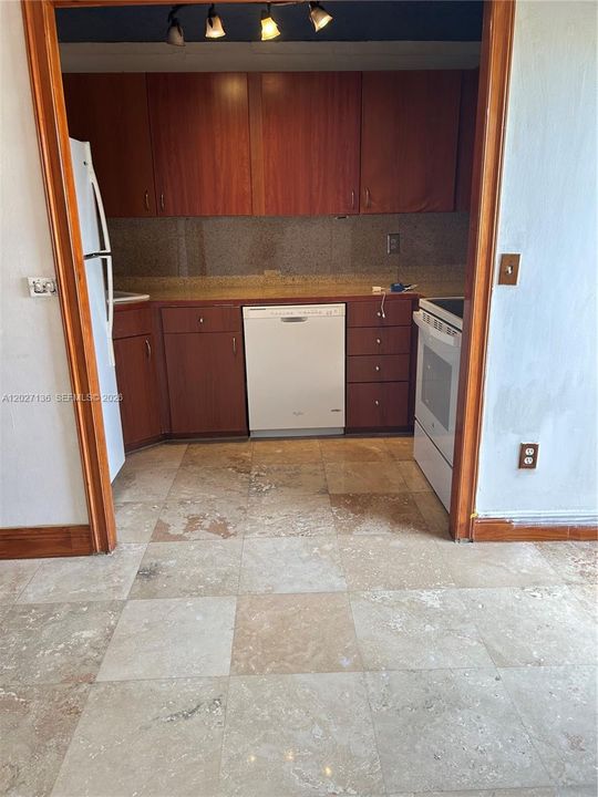 Active With Contract: $2,450 (2 beds, 1 baths, 967 Square Feet)