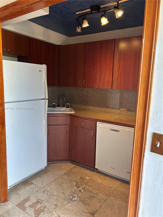 Active With Contract: $2,450 (2 beds, 1 baths, 967 Square Feet)