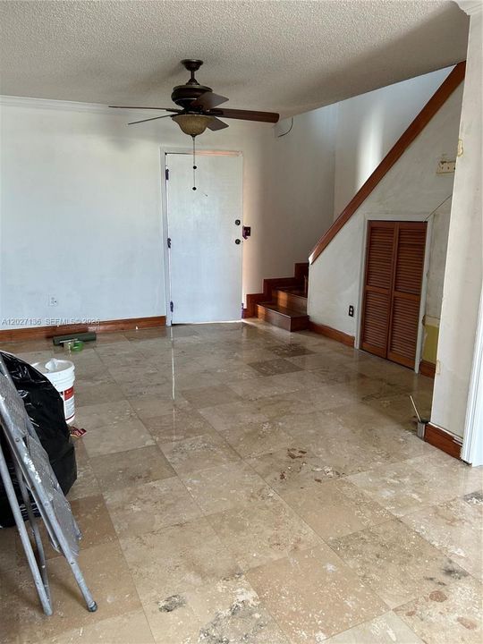 Active With Contract: $2,450 (2 beds, 1 baths, 967 Square Feet)