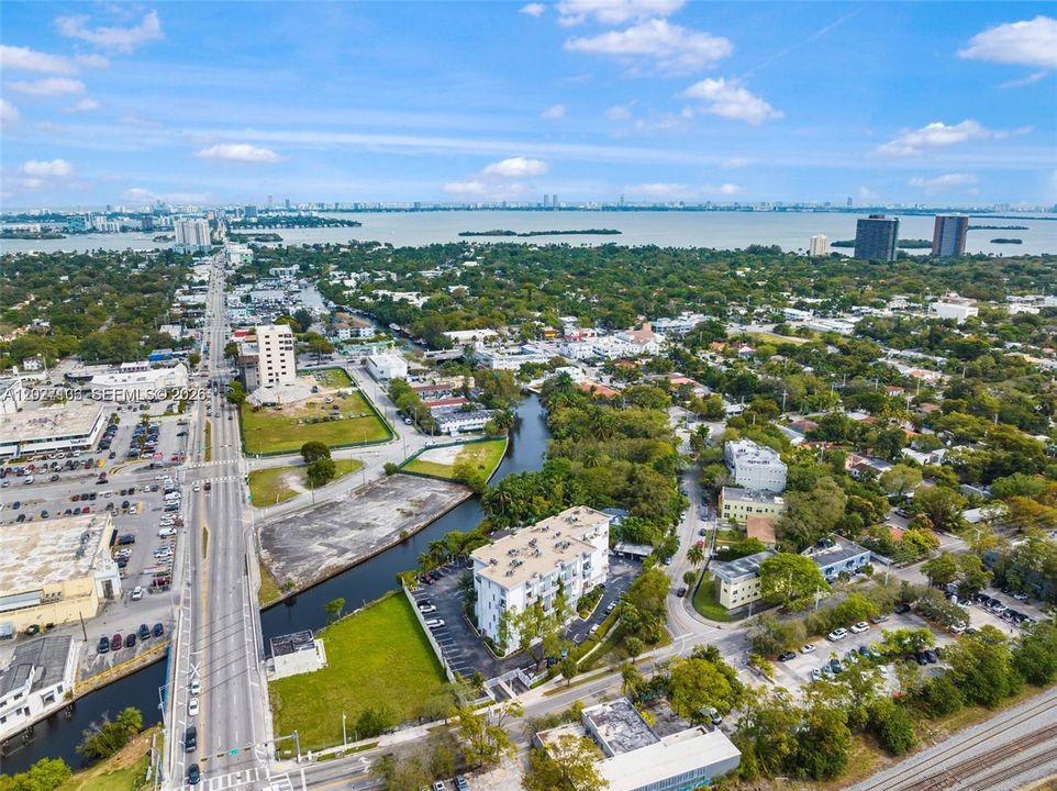 Active With Contract: $2,450 (2 beds, 1 baths, 967 Square Feet)