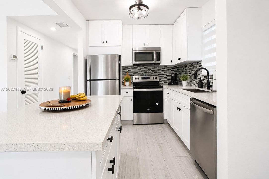 For Sale: $769,900 (3 beds, 2 baths, 988 Square Feet)