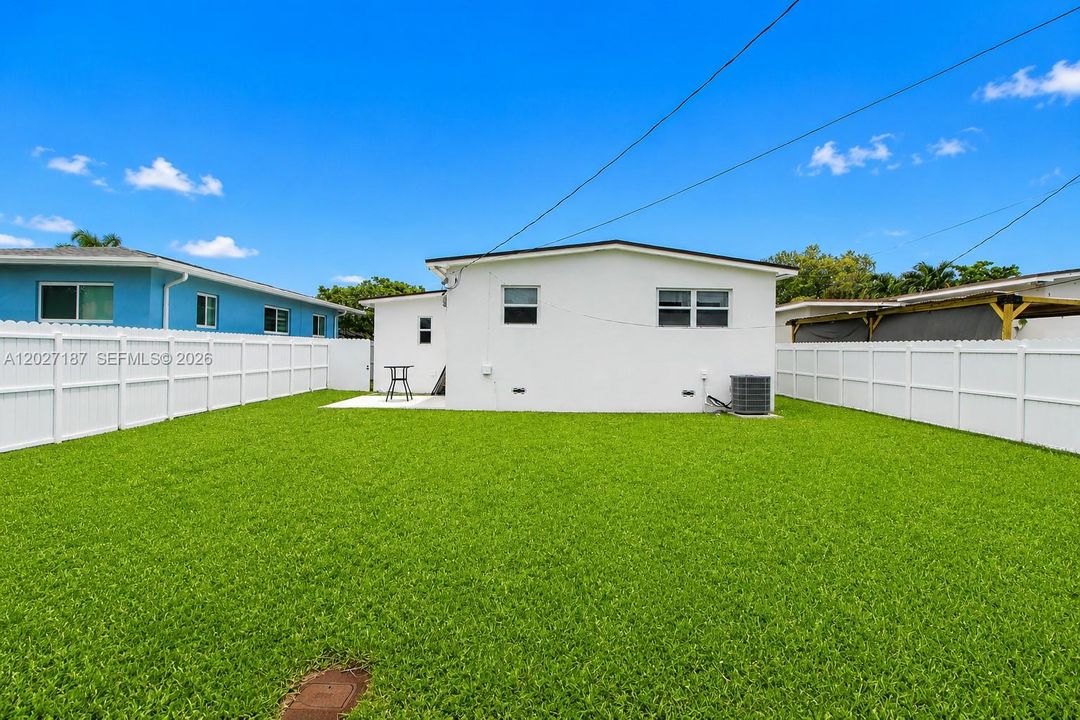 For Sale: $769,900 (3 beds, 2 baths, 988 Square Feet)