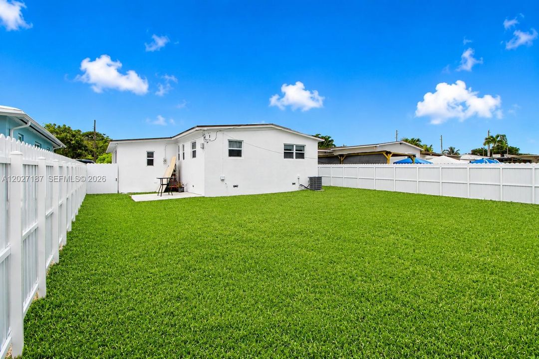 For Sale: $769,900 (3 beds, 2 baths, 988 Square Feet)