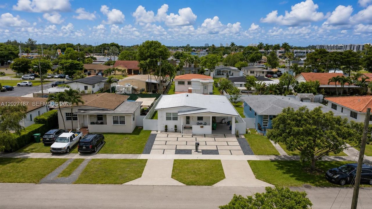 For Sale: $769,900 (3 beds, 2 baths, 988 Square Feet)