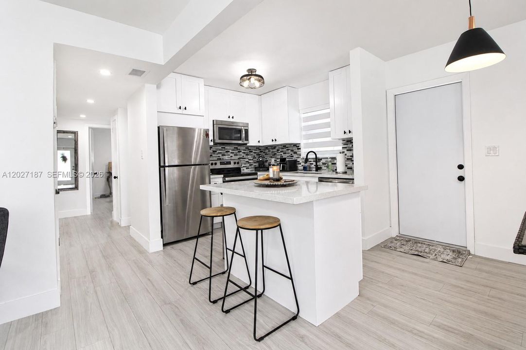 For Sale: $769,900 (3 beds, 2 baths, 988 Square Feet)