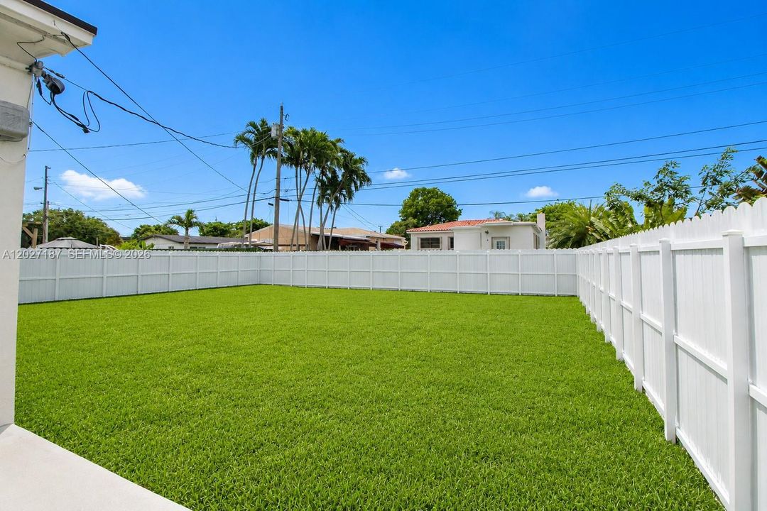 For Sale: $769,900 (3 beds, 2 baths, 988 Square Feet)