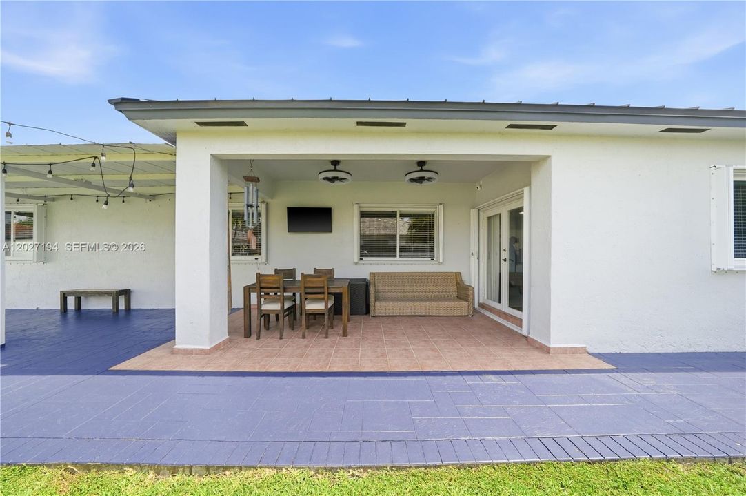 For Sale: $780,000 (3 beds, 2 baths, 1963 Square Feet)