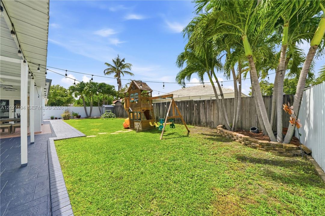 For Sale: $780,000 (3 beds, 2 baths, 1963 Square Feet)