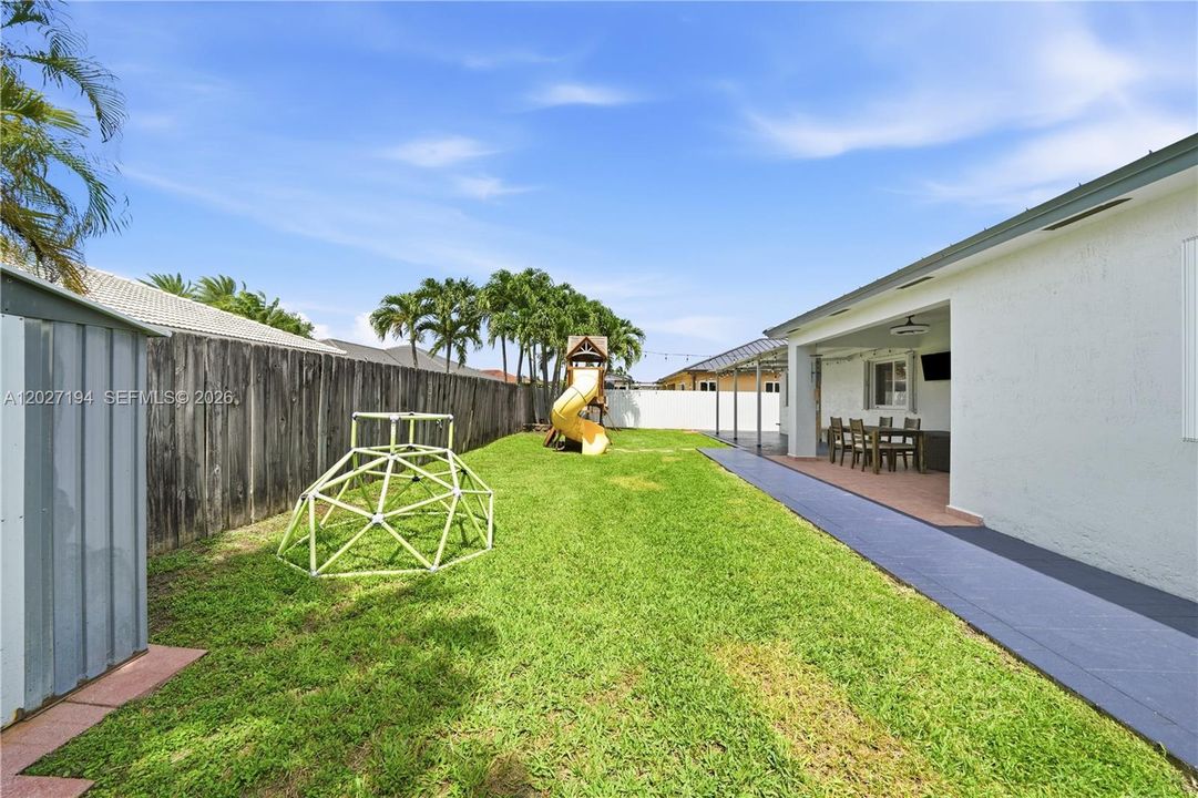 For Sale: $780,000 (3 beds, 2 baths, 1963 Square Feet)