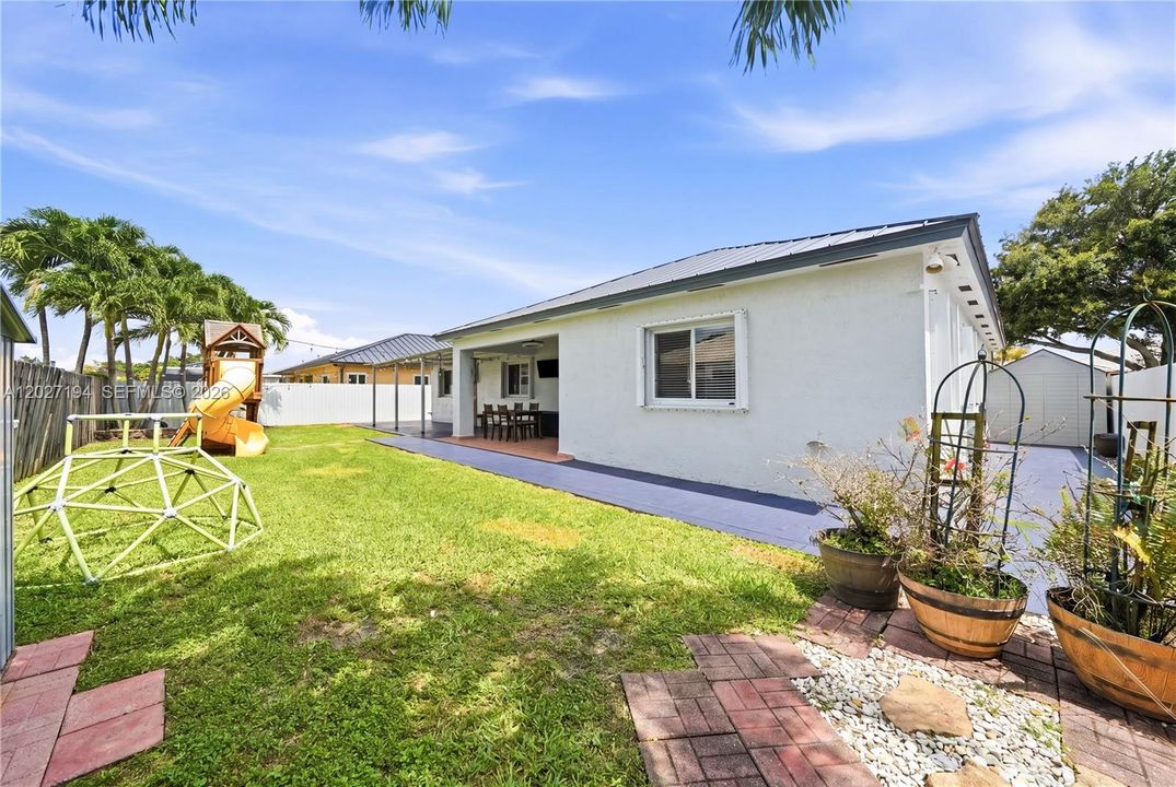 For Sale: $780,000 (3 beds, 2 baths, 1963 Square Feet)