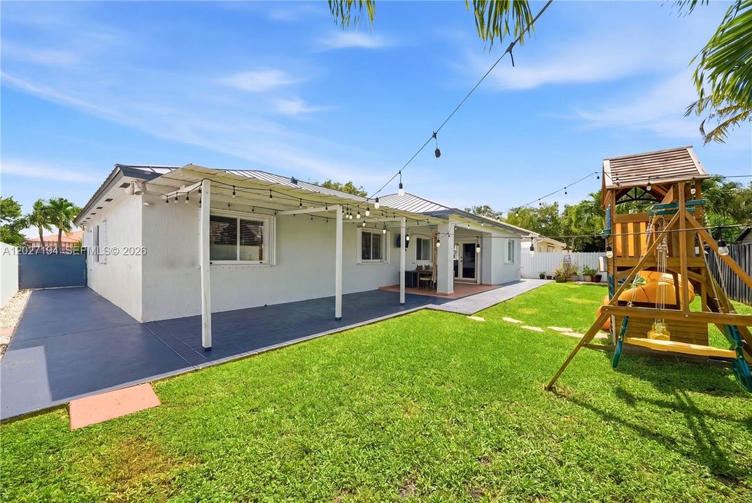 For Sale: $780,000 (3 beds, 2 baths, 1963 Square Feet)