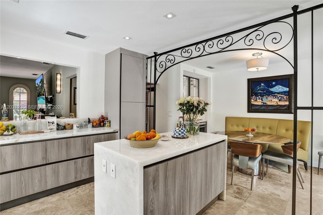 В аренду: $18,000 (5 спален, 3 ванн, 3734 Квадратных фут)