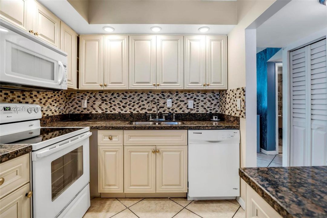 For Sale: $85,000 (2 beds, 2 baths, 865 Square Feet)