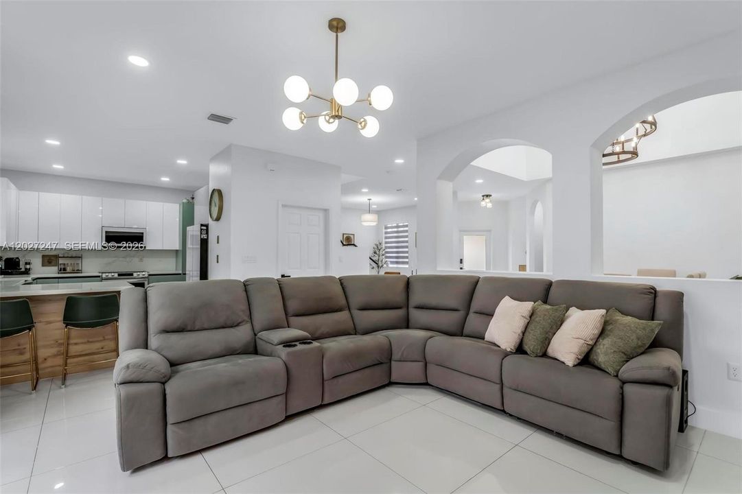 На продажу: $669,999 (4 спален, 2 ванн, 2463 Квадратных фут)