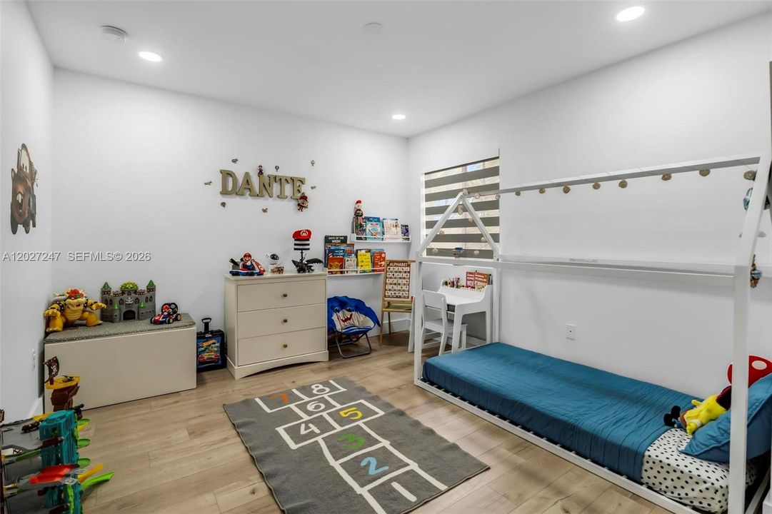 На продажу: $669,999 (4 спален, 2 ванн, 2463 Квадратных фут)