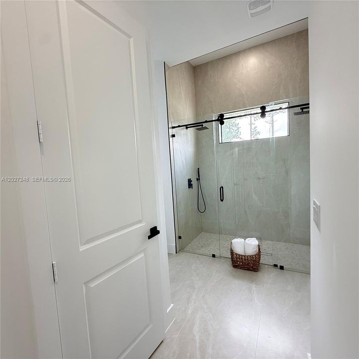 На продажу: $364,900 (4 спален, 2 ванн, 1650 Квадратных фут)