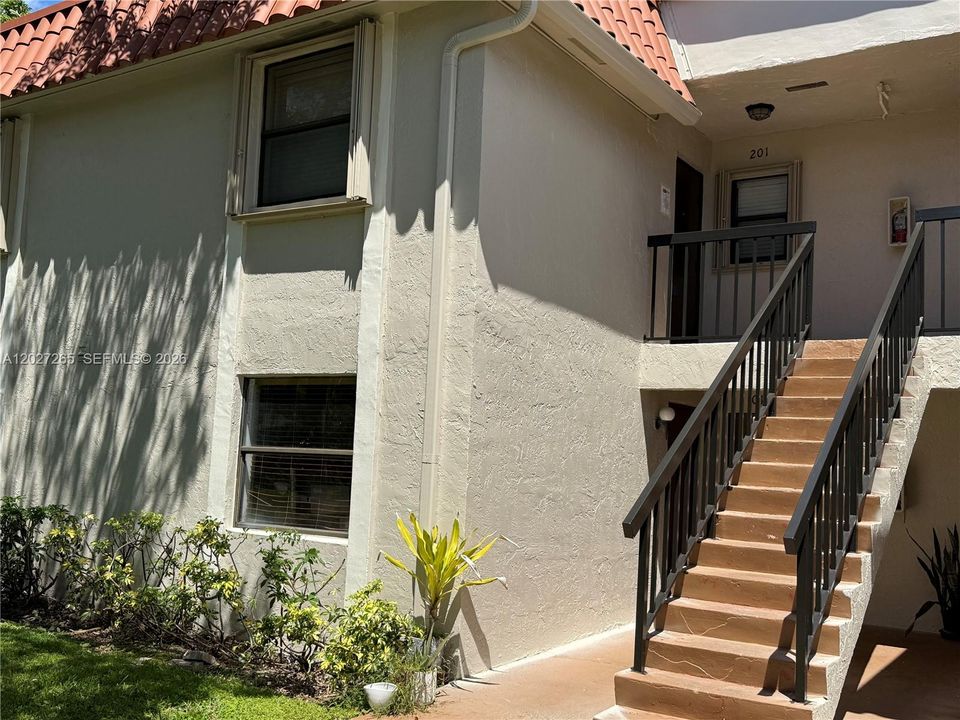 For Sale: $360,000 (3 beds, 2 baths, 993 Square Feet)