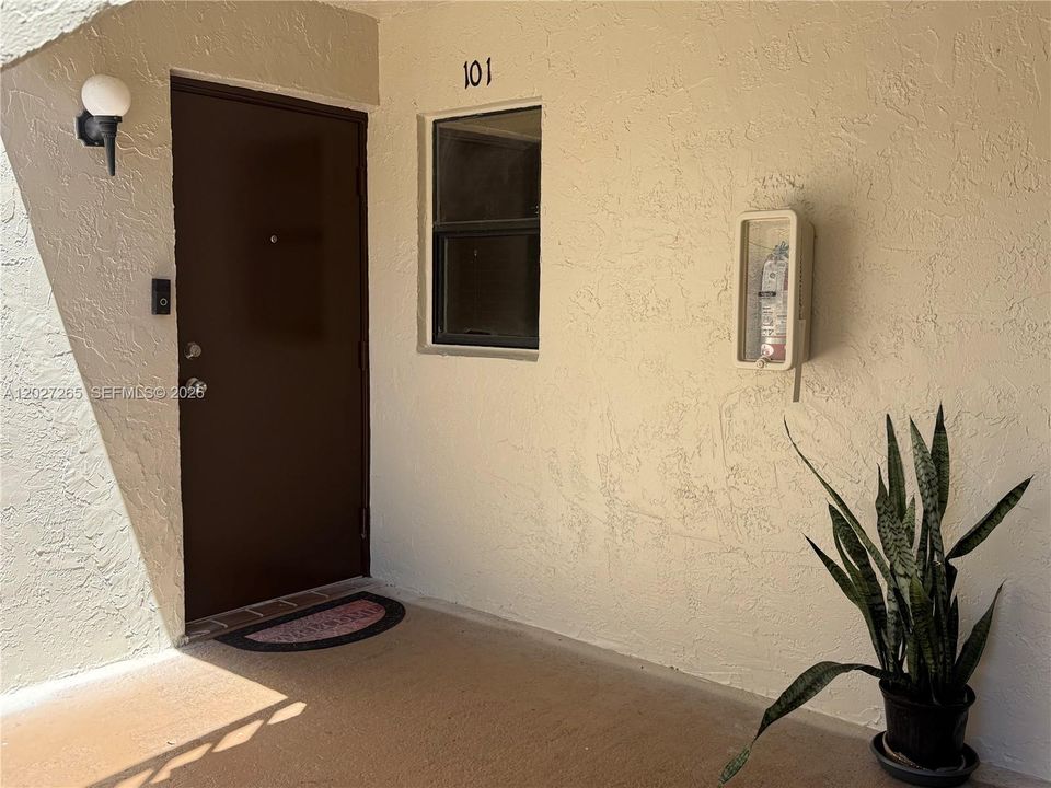 For Sale: $360,000 (3 beds, 2 baths, 993 Square Feet)