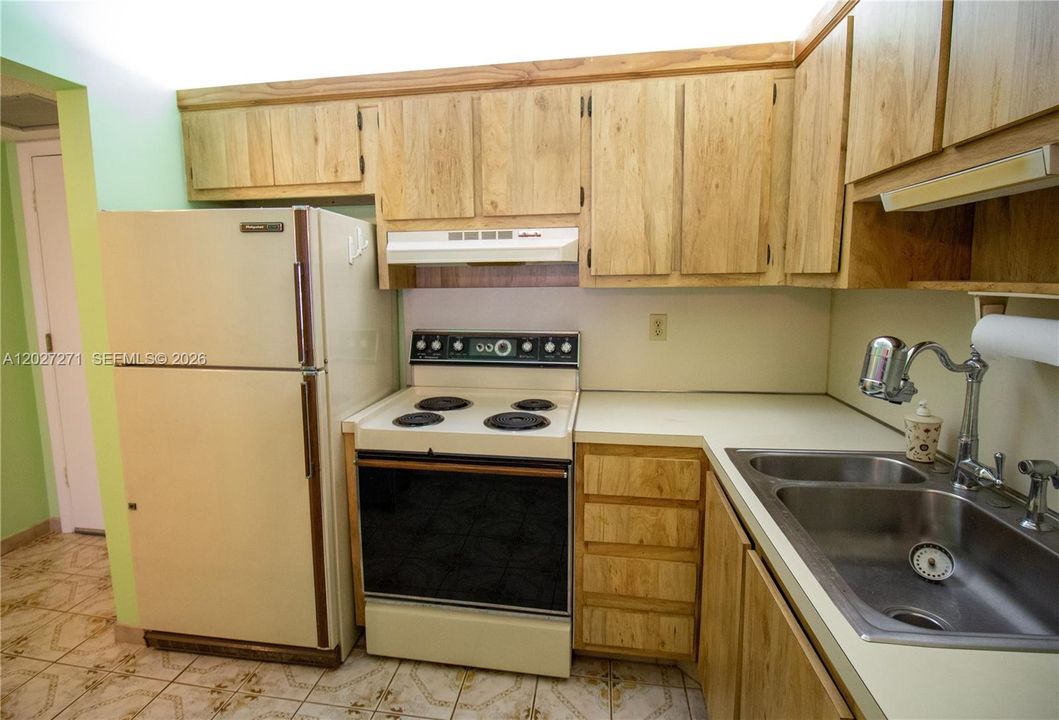 For Sale: $99,000 (2 beds, 2 baths, 870 Square Feet)