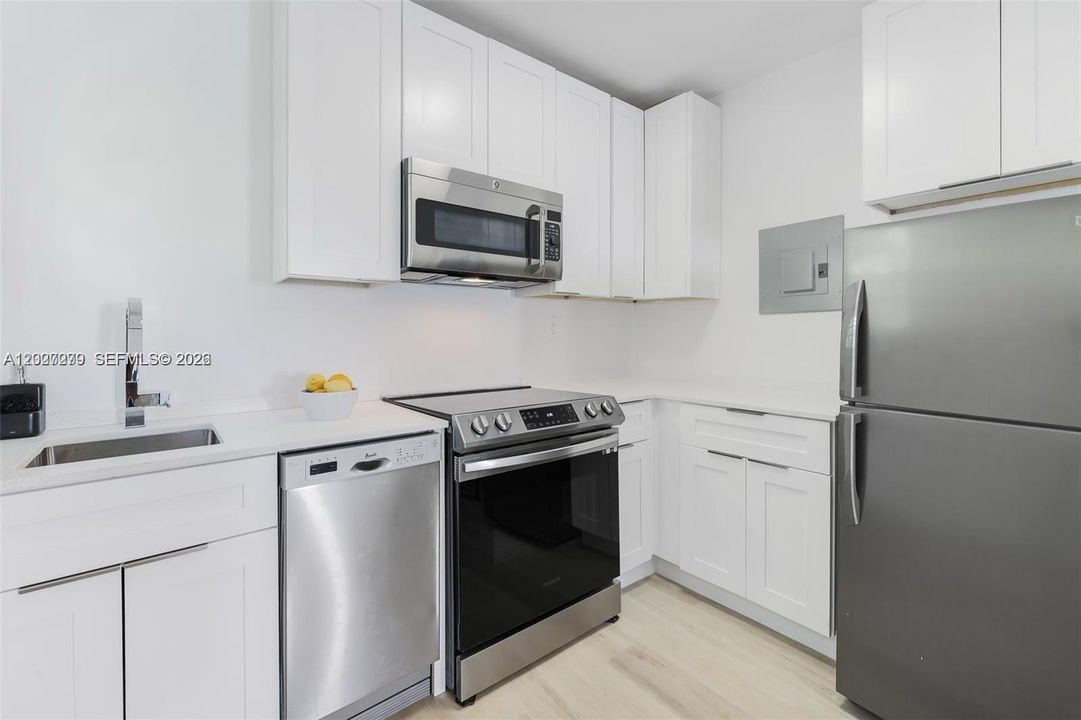 For Rent: $2,100 (1 beds, 1 baths, 740 Square Feet)