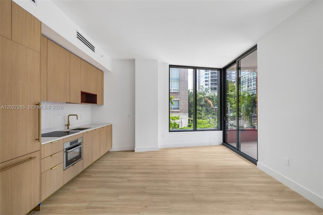 For Sale: $930,000 (1 beds, 1 baths, 817 Square Feet)