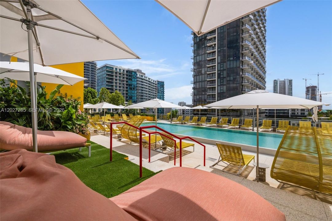 For Sale: $930,000 (1 beds, 1 baths, 817 Square Feet)
