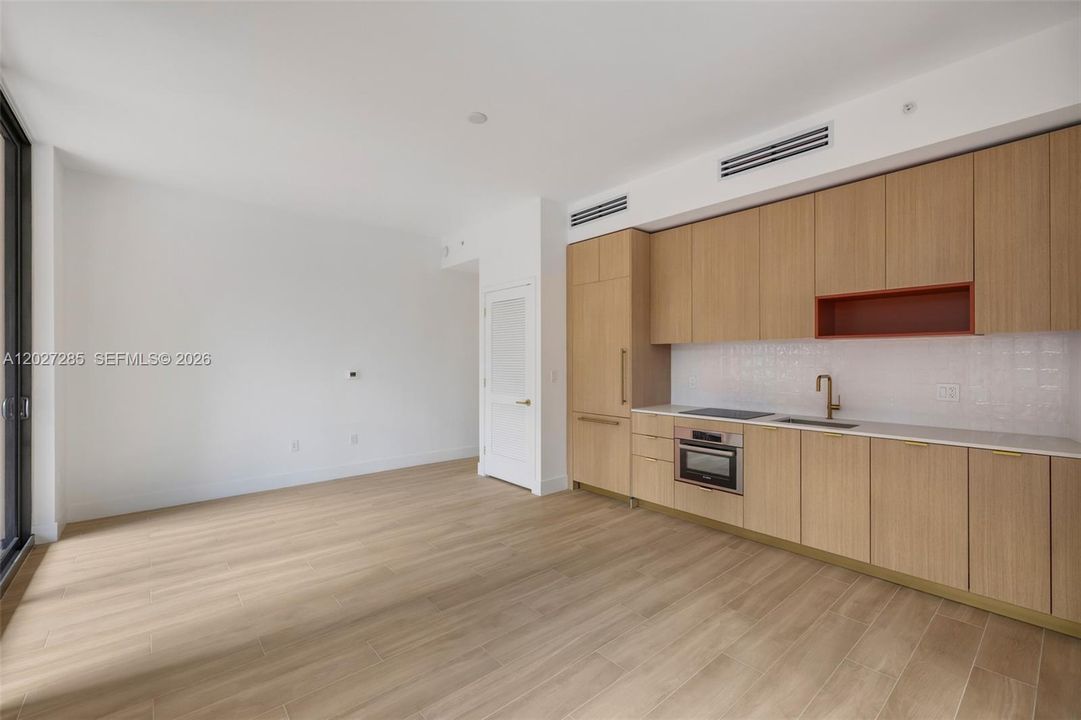 For Sale: $930,000 (1 beds, 1 baths, 817 Square Feet)
