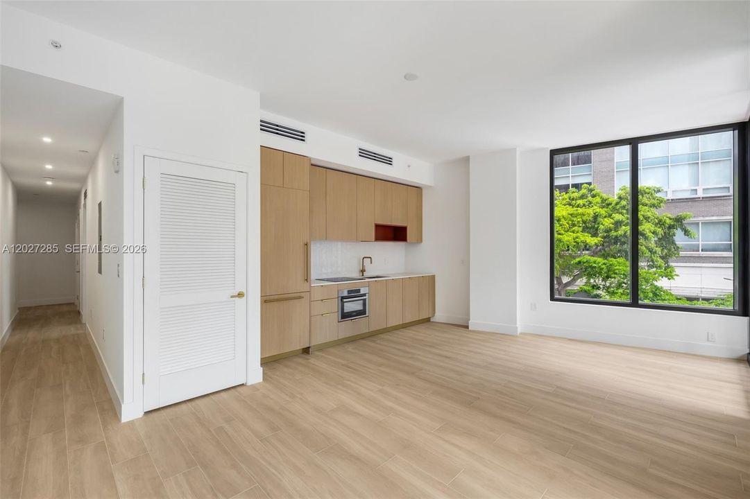 For Sale: $930,000 (1 beds, 1 baths, 817 Square Feet)