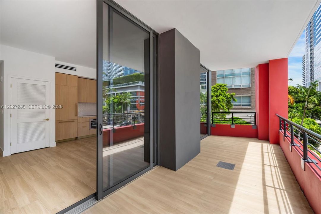 For Sale: $930,000 (1 beds, 1 baths, 817 Square Feet)