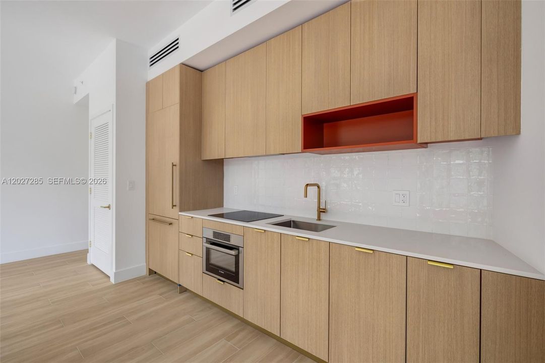 For Sale: $930,000 (1 beds, 1 baths, 817 Square Feet)