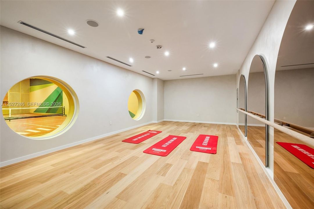 For Sale: $930,000 (1 beds, 1 baths, 817 Square Feet)