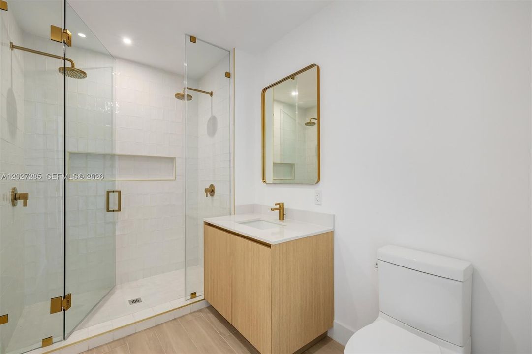 For Sale: $930,000 (1 beds, 1 baths, 817 Square Feet)