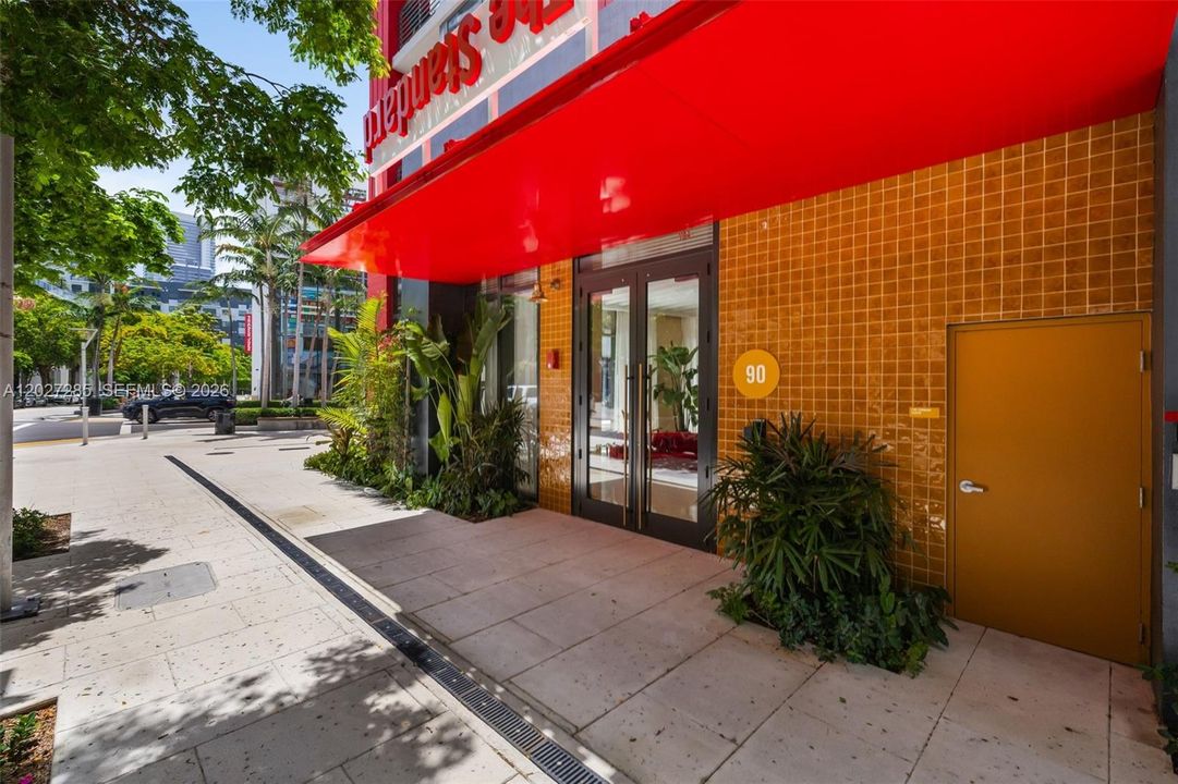 For Sale: $930,000 (1 beds, 1 baths, 817 Square Feet)