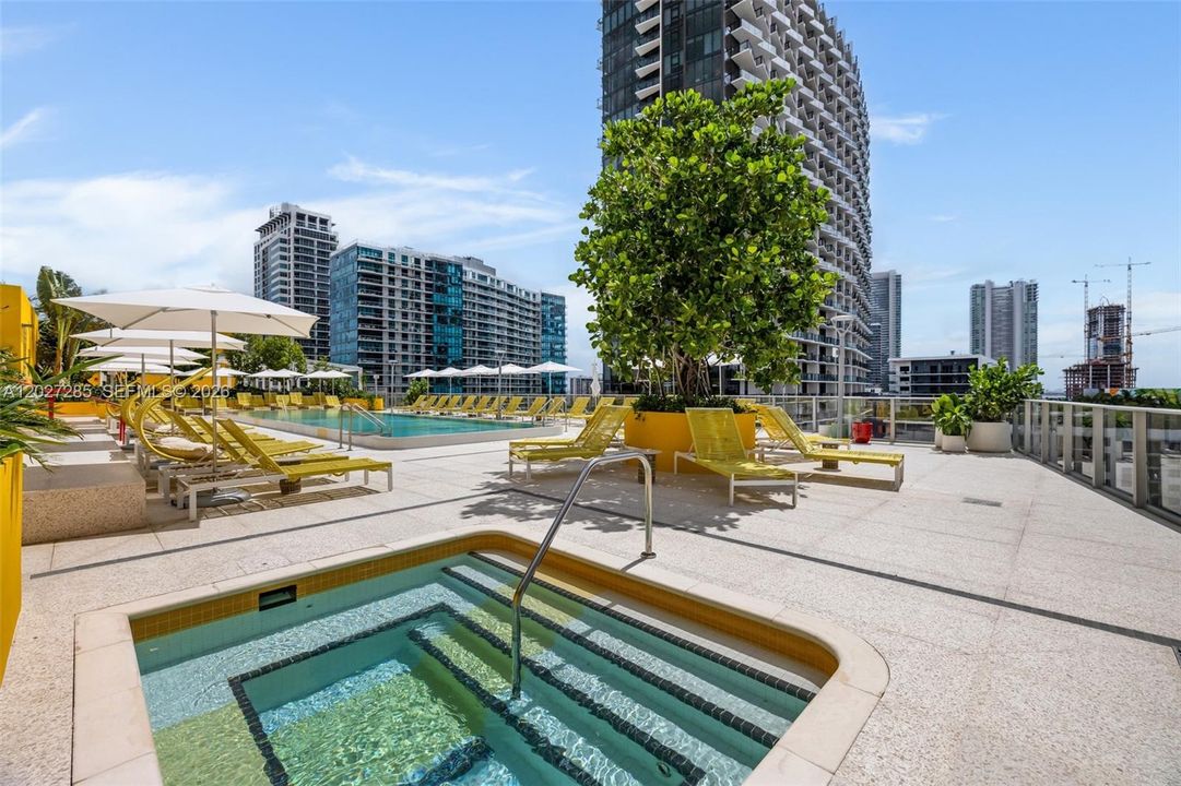 For Sale: $930,000 (1 beds, 1 baths, 817 Square Feet)