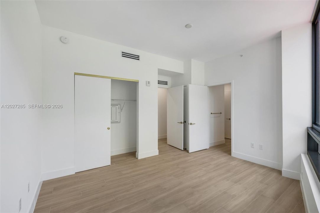 For Sale: $930,000 (1 beds, 1 baths, 817 Square Feet)