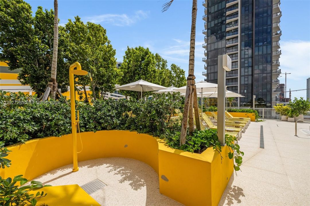 For Sale: $930,000 (1 beds, 1 baths, 817 Square Feet)