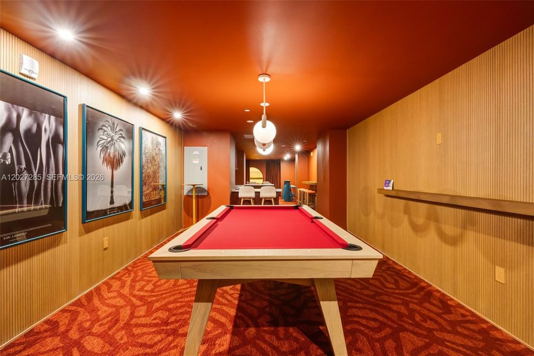 For Sale: $930,000 (1 beds, 1 baths, 817 Square Feet)