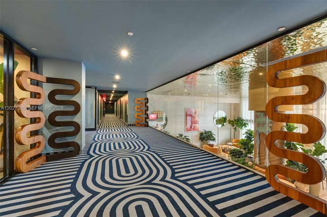 For Sale: $930,000 (1 beds, 1 baths, 817 Square Feet)