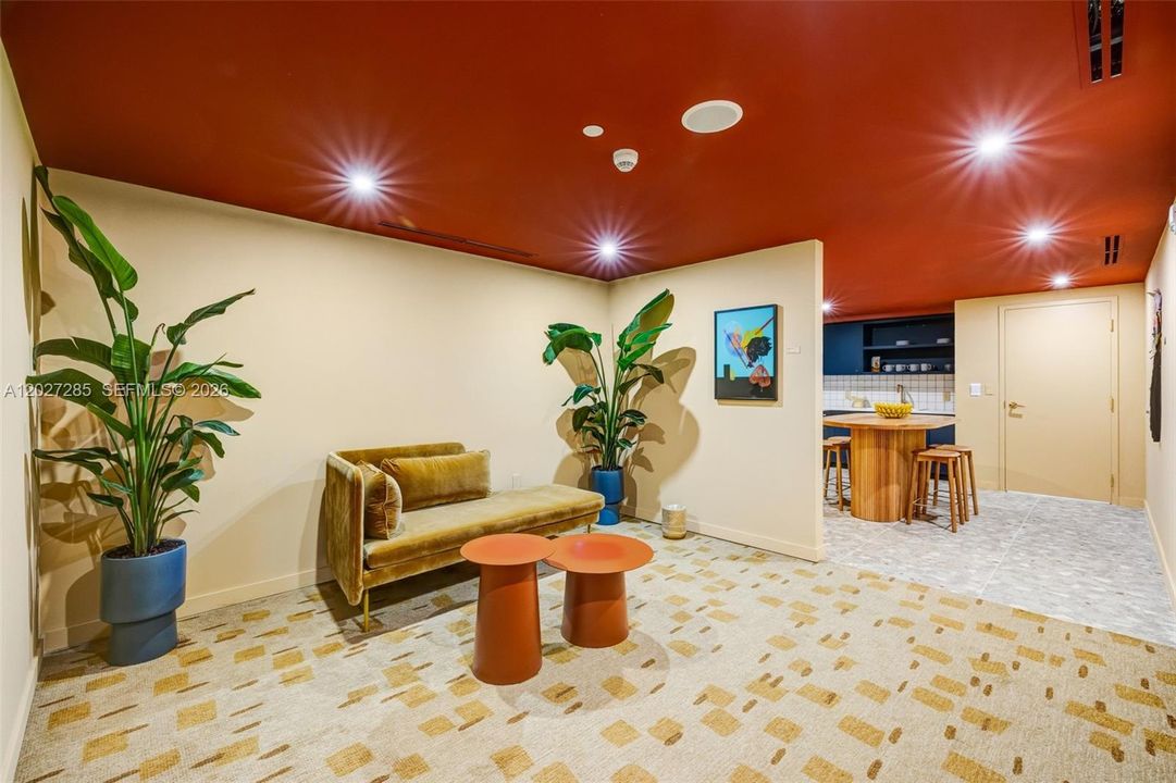 For Sale: $930,000 (1 beds, 1 baths, 817 Square Feet)